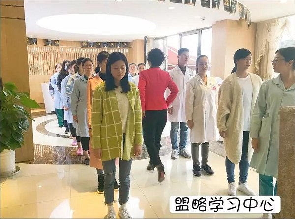 四川盟略为医美整形进行服务礼仪培训
